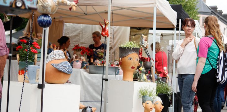 Erleben Sie das Markttreiben auf dem alten Kirchplatz